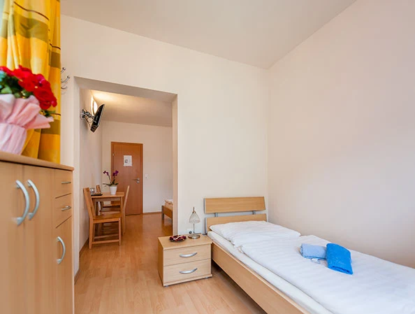 Schlafraum mit Einzelbett im Apartment, Hotel Waitz
