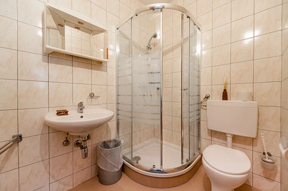 Badezimmer mit Dusche im Hotel Waitz