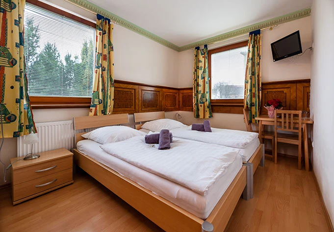 Doppelzimmer mit Holzmöbeln im Hotel Waitz