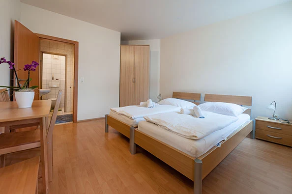 Helles Zimmer mit zwei Betten im Hotel Waitz in Ebreichsdorf